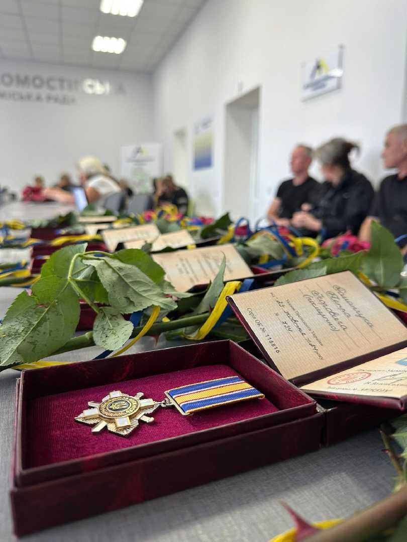 У Великомостівській громаді родинам загиблих Захисників вручили державні відзнаки