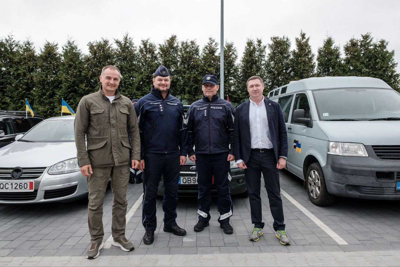 Латвійський фонд «Підприємці за мир» передав 32 автомобілі для українських захисників