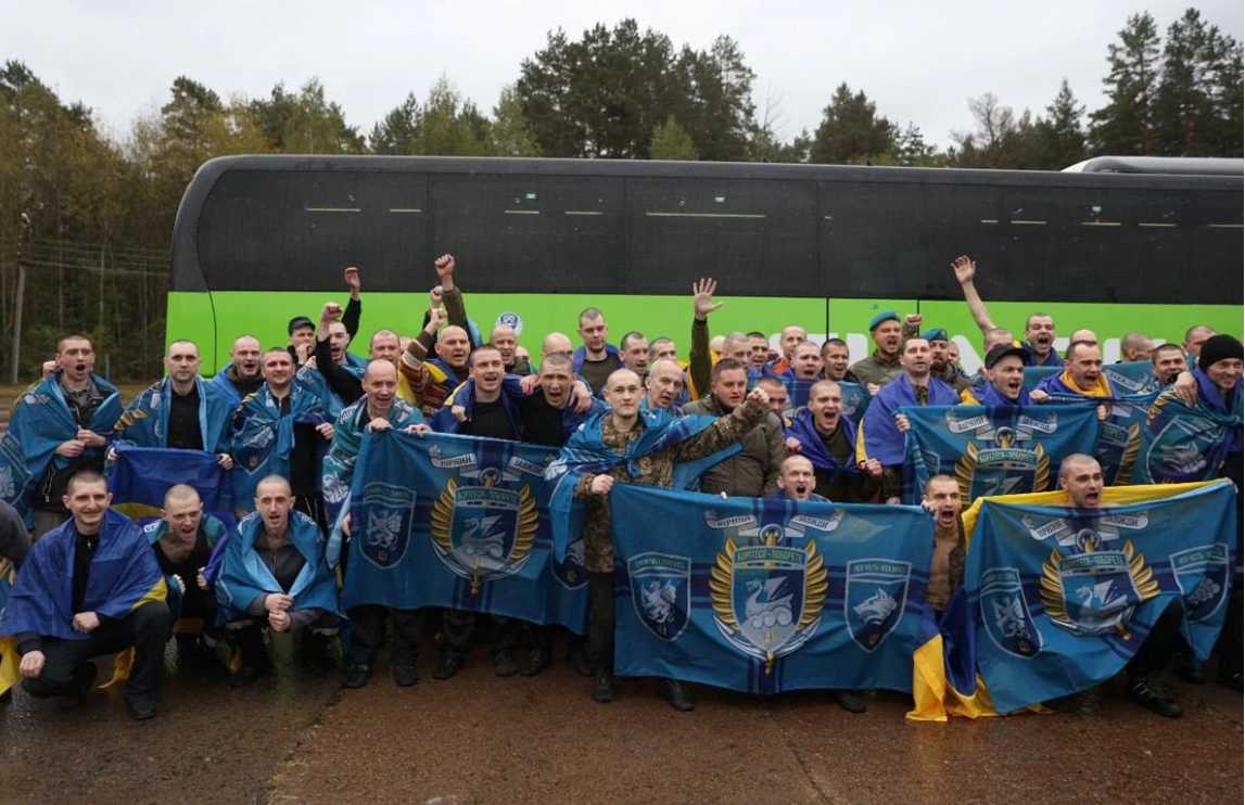 Ще 185 українських захисників та цивільних повернули із російського полону