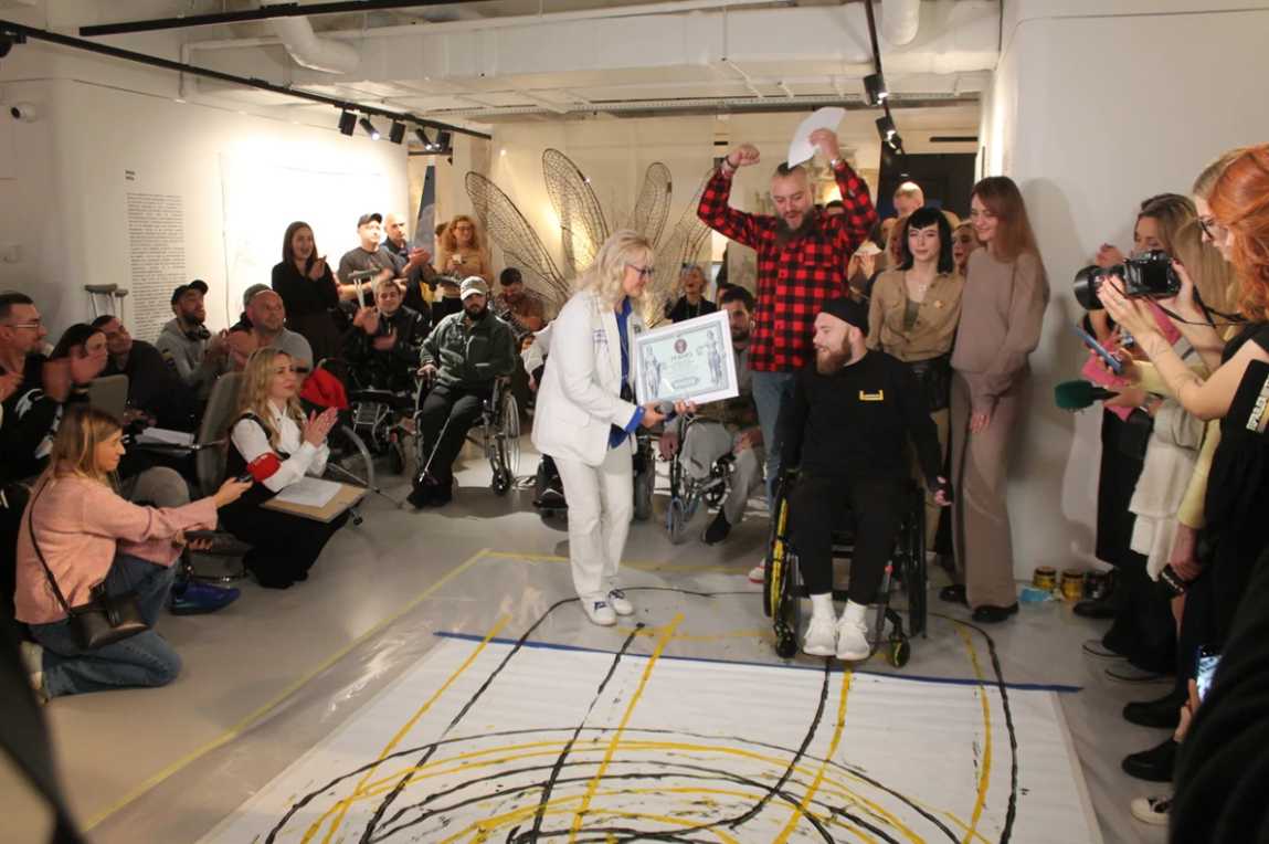 На Львівщині ветеран Валентин Олексієнко встановив рекорд України – створив картину колесами крісла колісного