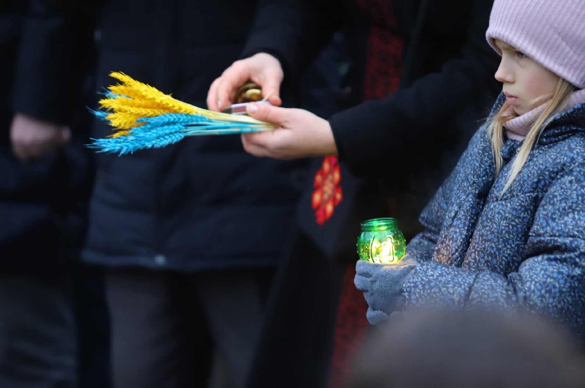 Світло, що символізує памʼять: жителі Львівщини вшанували всіх жертв Голодоморів в Україні