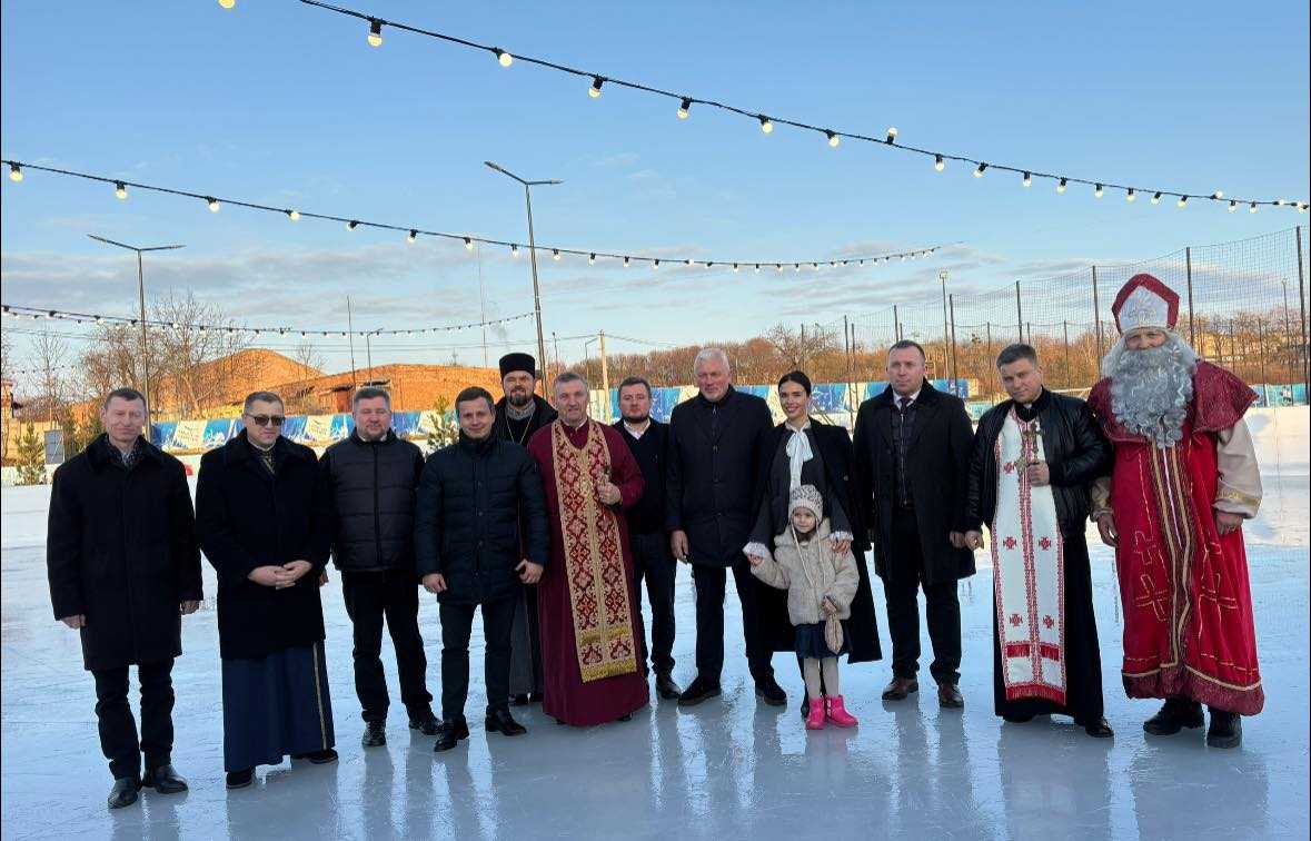 У Шептицькому офіційно відкрили ковзанку у відпочинковому комплексі «Акула Мама»