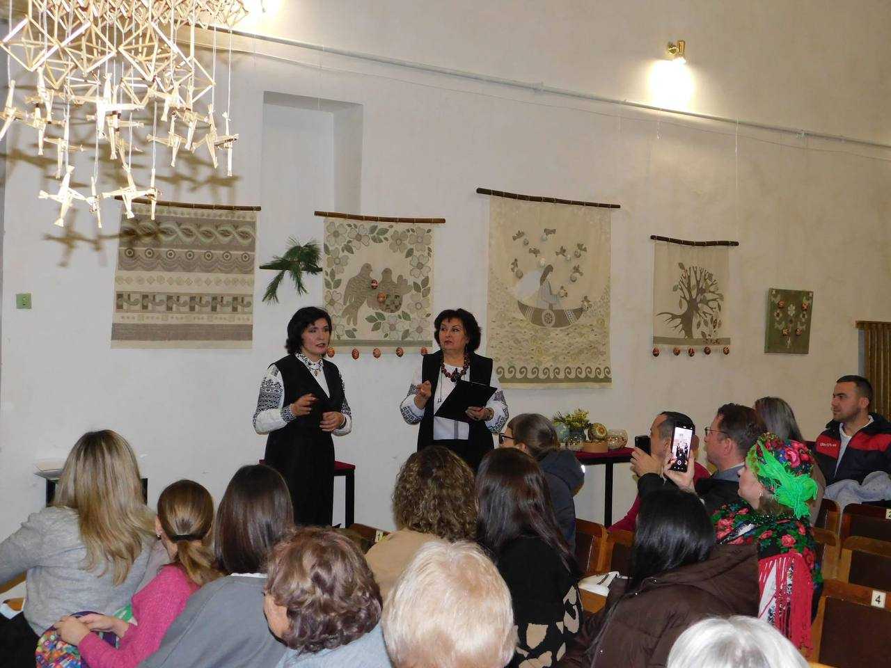 У Шептицькому відбулась виставка Ольги Ровецької «Сад ангельських пісень»