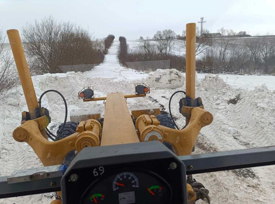 Через засніження на дороги Львівщини виїхали 166 одиниць спецтехніки