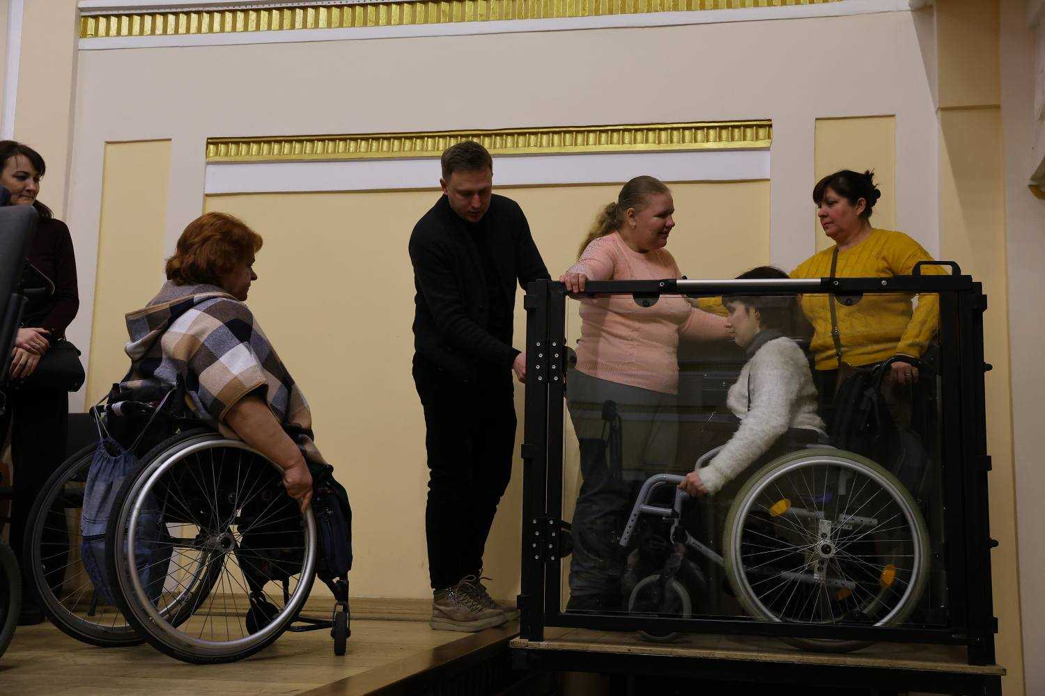 У Львівській національній філармонії запрацював перший в Україні підйомник на сцену для людей з інвалідністю