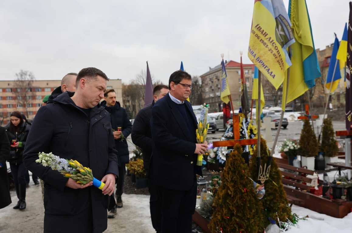 Керівництво області спільно з Послом Великої Британії вшанували пам’ять загиблих Захисників України