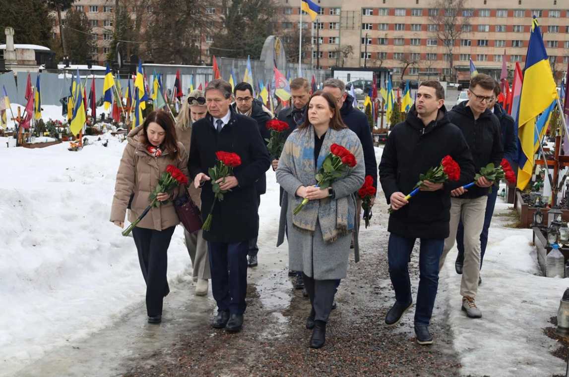 На Личаківському кладовищі члени австрійської делегації віддали шану загиблим захисникам
