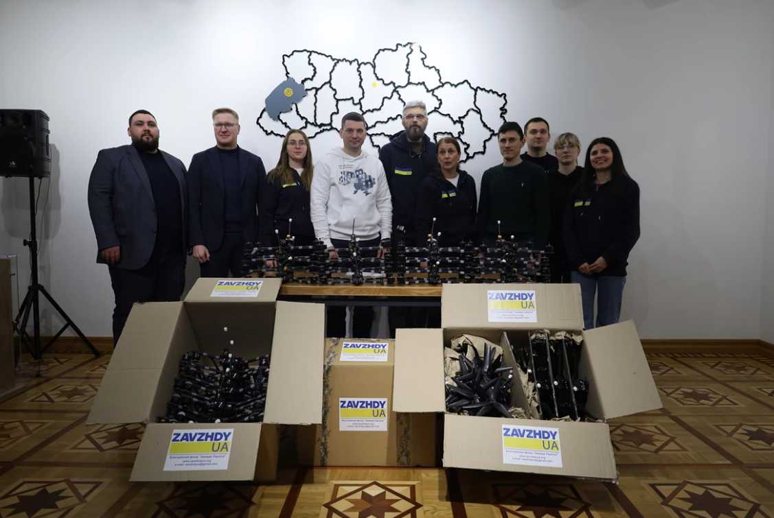 FPV-дрони для фронту: у Львівській ОДА передали 38 безпілотників бійцям 100-ї бригади
