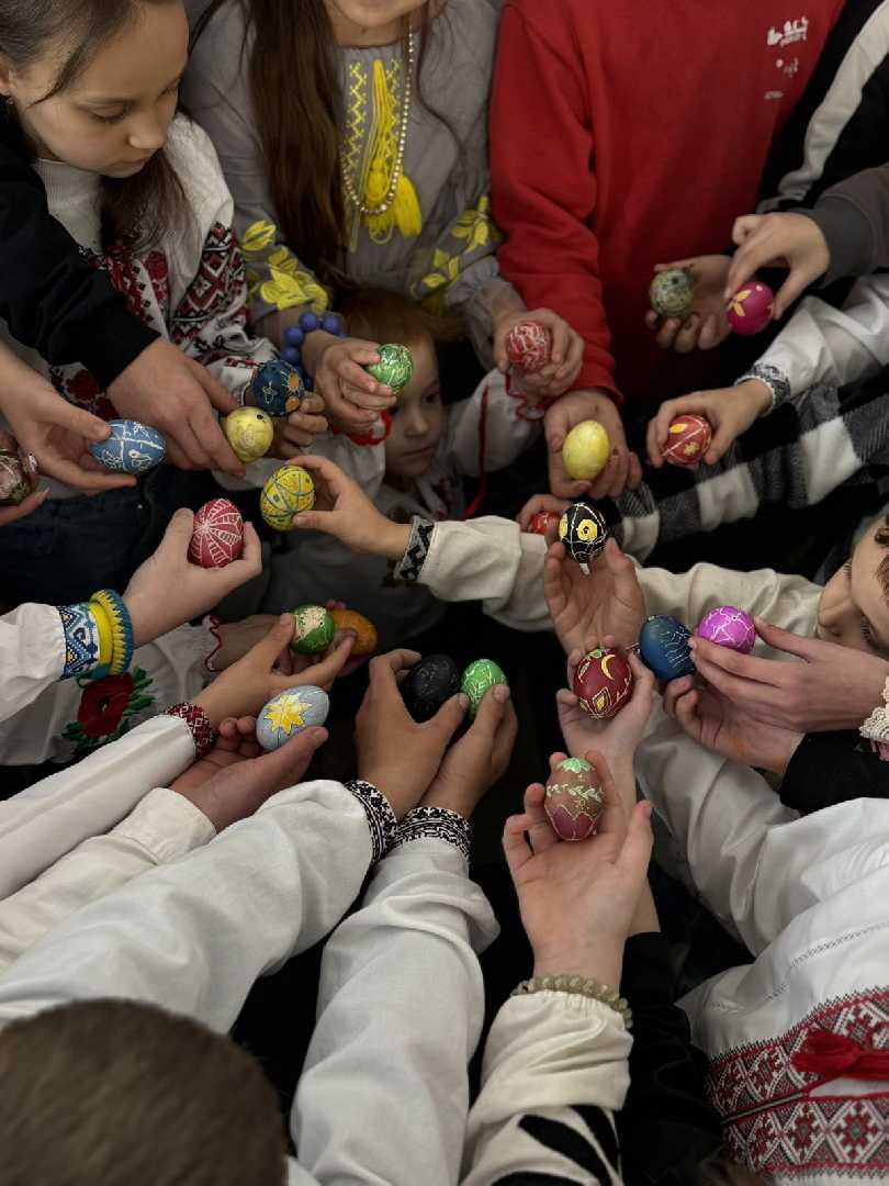 У БФ «Карітас Сокаль» відбулися передвеликодні майстер-класи з писанкарства та плетіння вербових гілочок